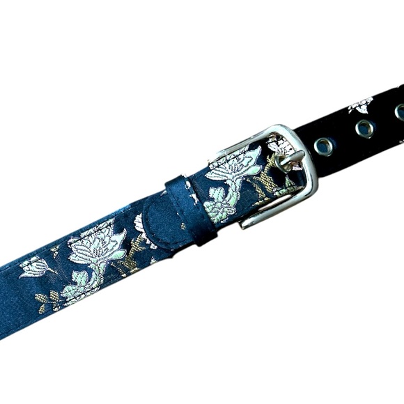 Black Embroidered Floral Glossy Manmade Belt Size Small/Medium - Picture 5 of 9